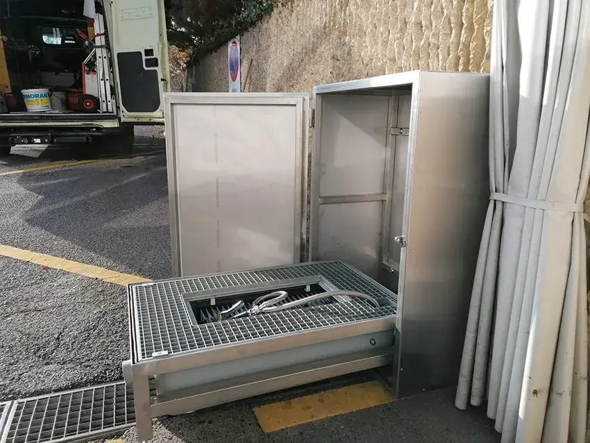 Caisson en inox ouvert avec grille intégrée