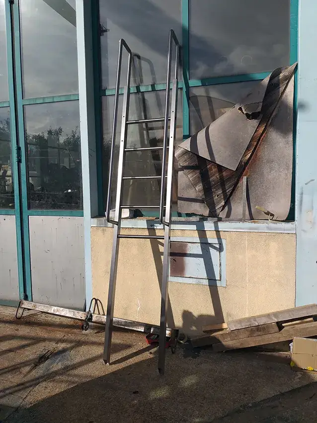 Échelle métallique devant une vitrine