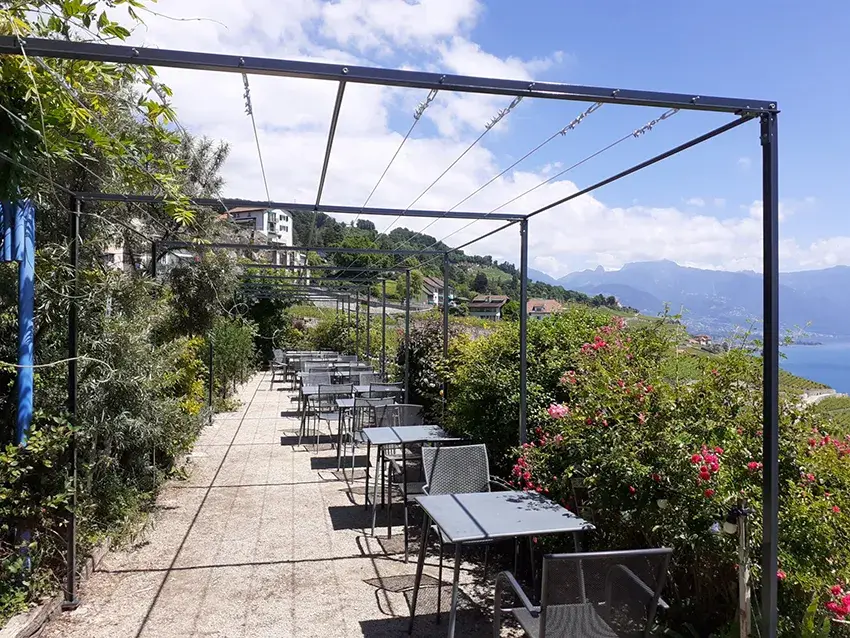 Pergola métallique sur une terrasse fleurie