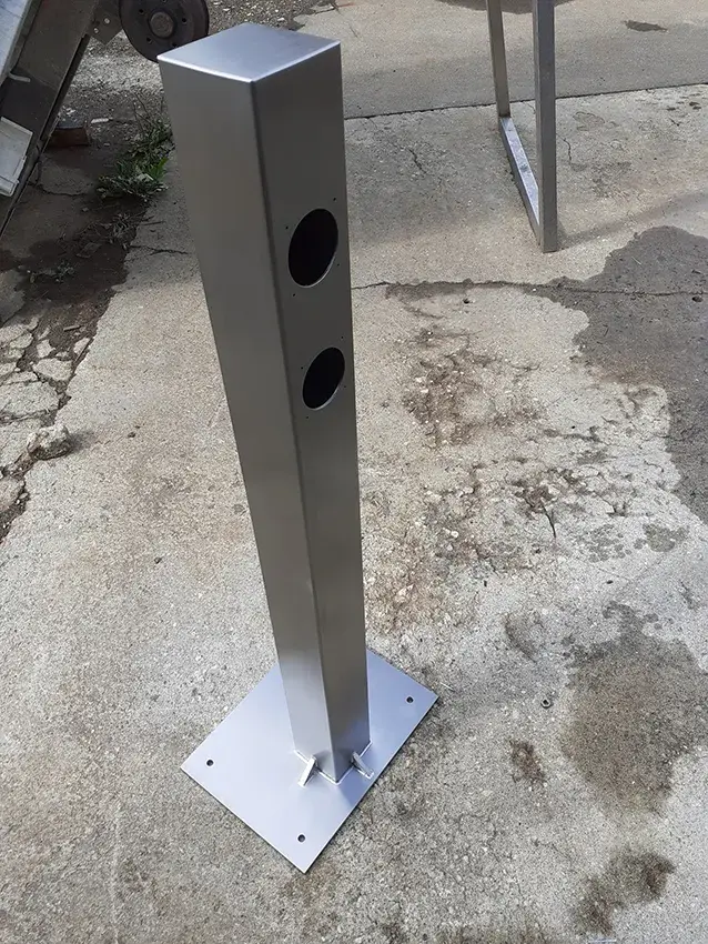 Détail d'un poteau métallique sur platine au sol