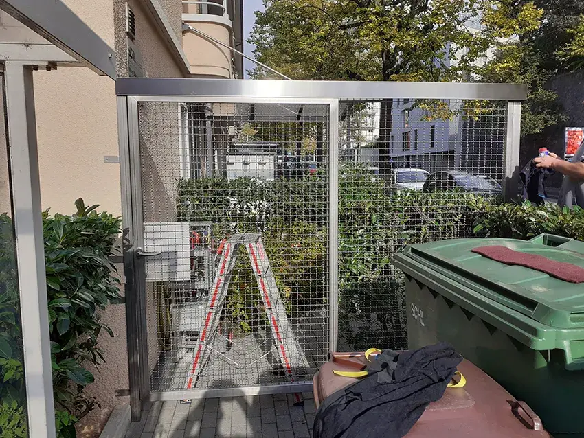 Abri métallique grillagé pour conteneurs