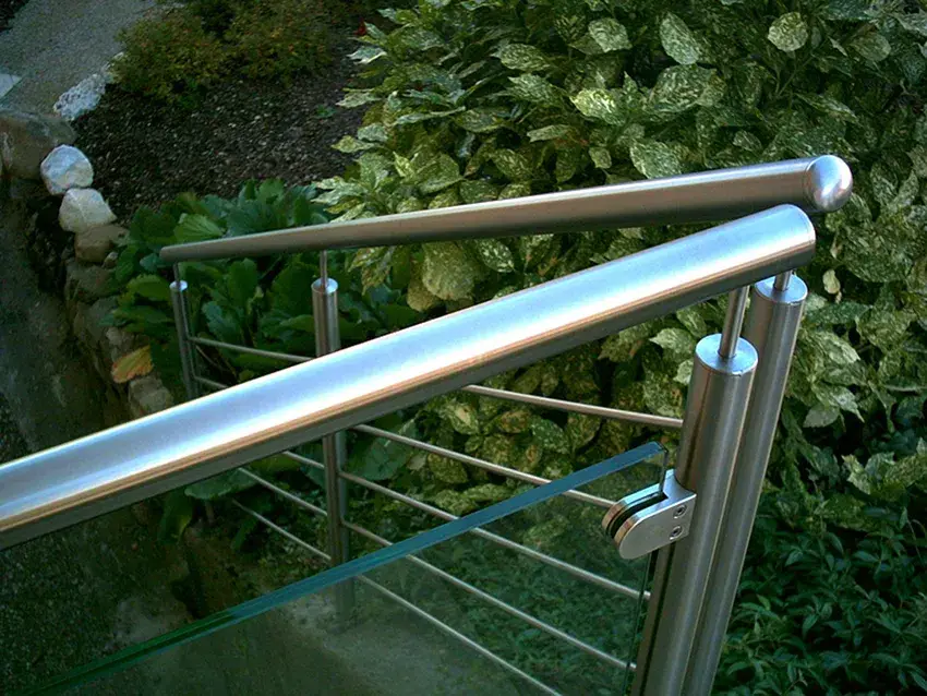 Main courante ronde en inox avec remplissage en verre, au jardin