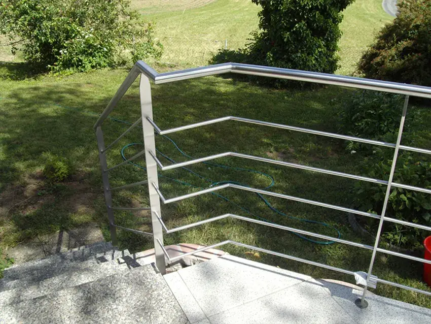 Balustrade en inox à lisses horizontales en bordure de terrasse