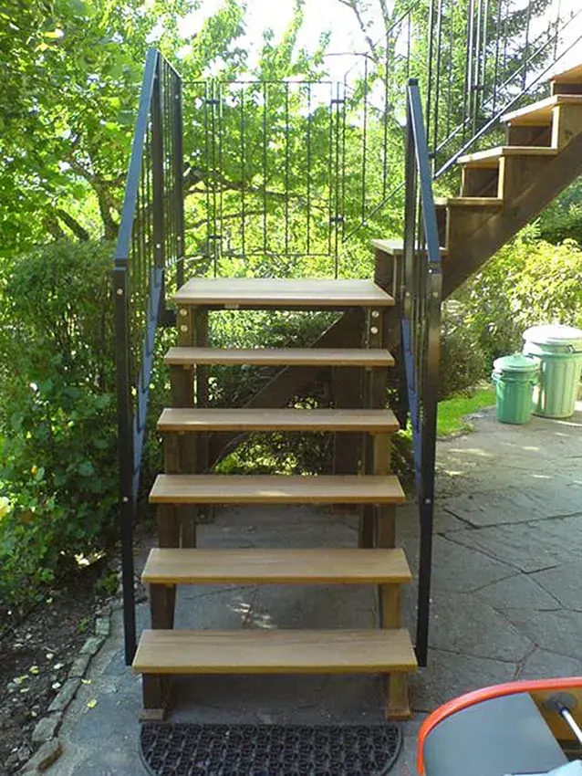 Escalier extérieur à marches en bois et garde-corps métallique
