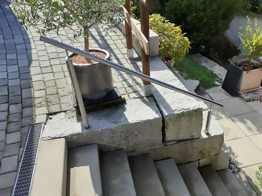 Main courante en inox le long d'un escalier extérieur en pierre