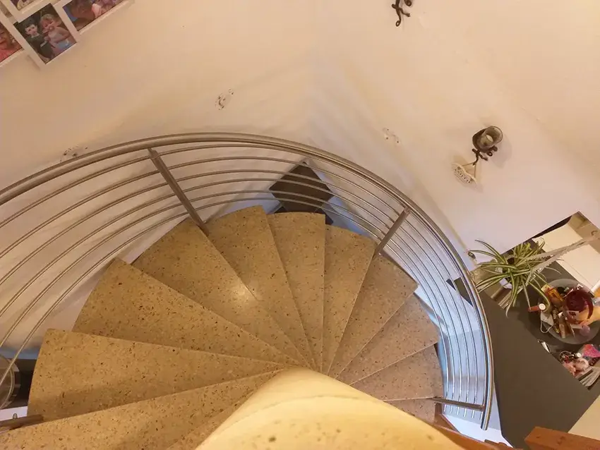 Balustrade cintrée en inox d'un escalier en colimaçon, vue d'en haut