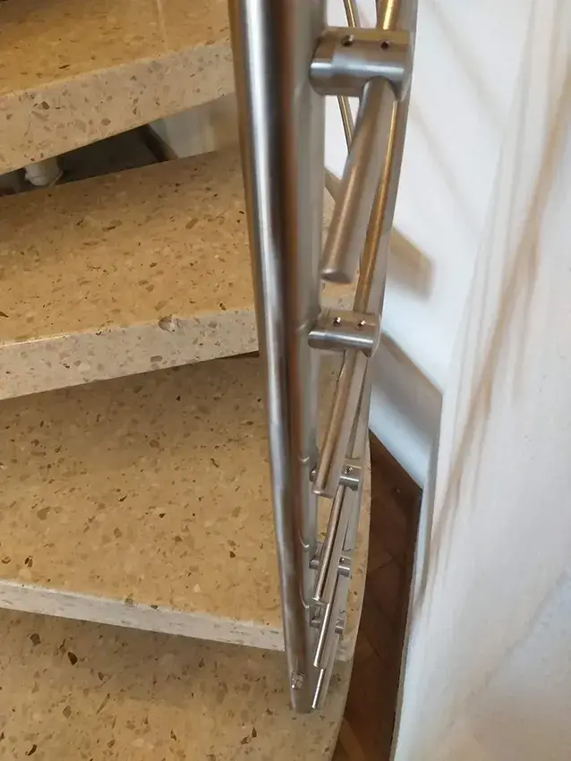 Détail des fixations d'une balustrade en inox sur les marches