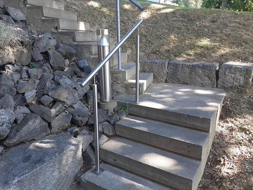 Main courante en inox sur un escalier extérieur en béton