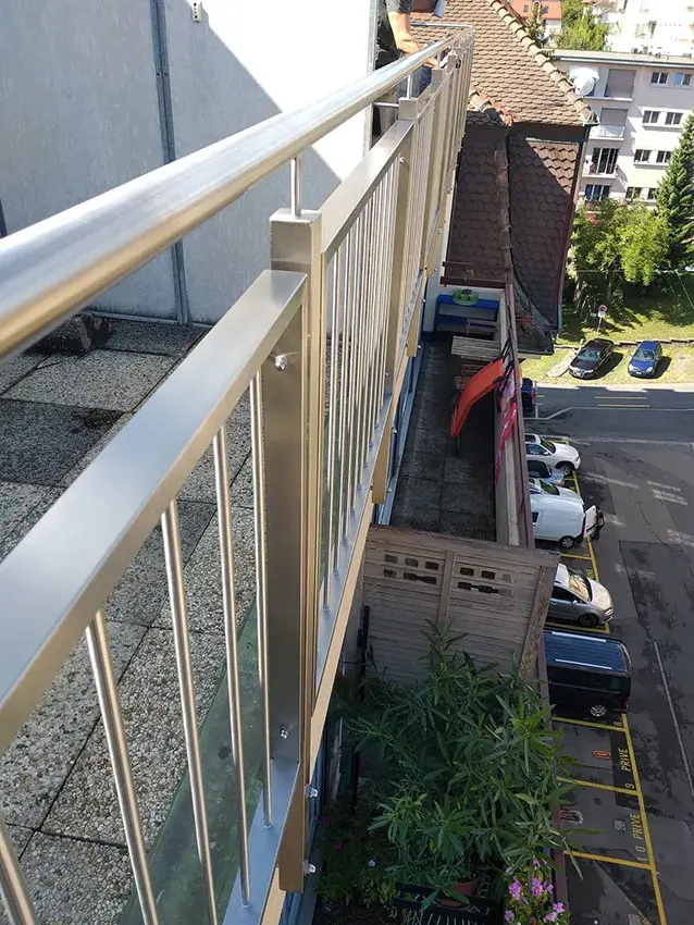 Garde-corps en inox à barreaux verticaux le long d'un balcon