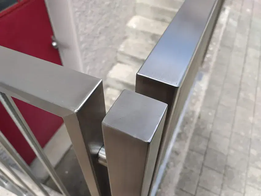 Détail d'un poteau et d'une main courante en inox à section carrée
