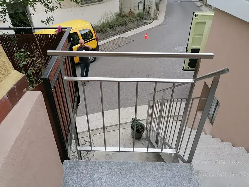 Garde-corps en inox à barreaux en haut d'un escalier extérieur