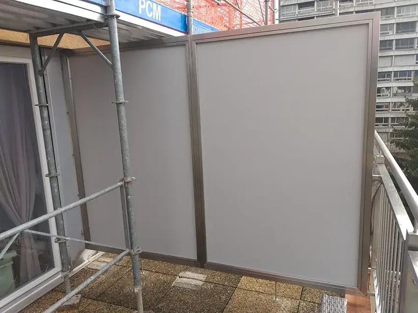 Paroi pare-vue à cadre en inox sur un balcon