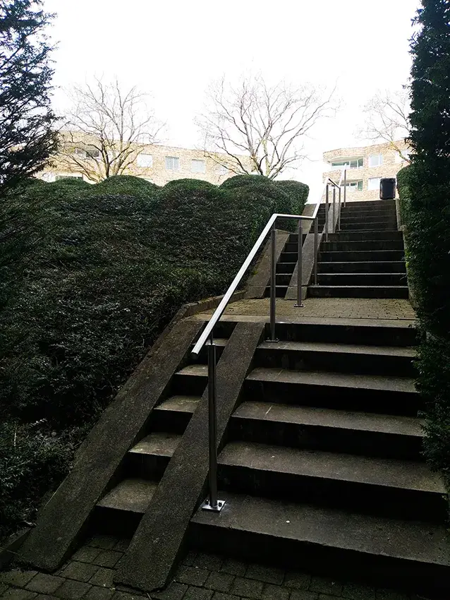 Main courante métallique le long d'un escalier de jardin