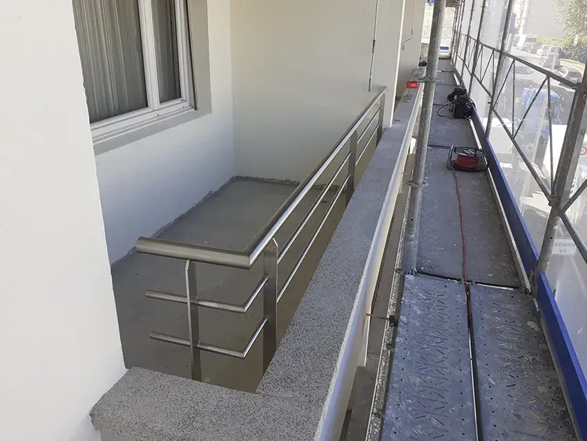 Garde-corps en inox à lisses horizontales sur une coursive, vue de l'autre côté