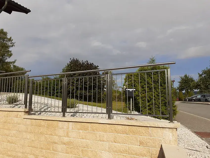 Garde-corps en inox sur un muret en pierre, vue d'ensemble