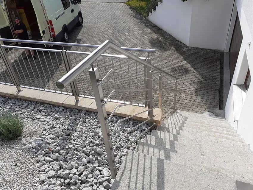 Garde-corps en inox à barreaux le long d'un escalier extérieur