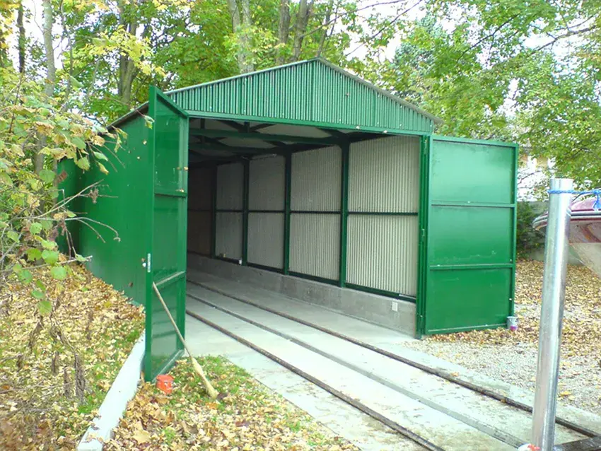 Abri à bateau à structure métallique, portes ouvertes