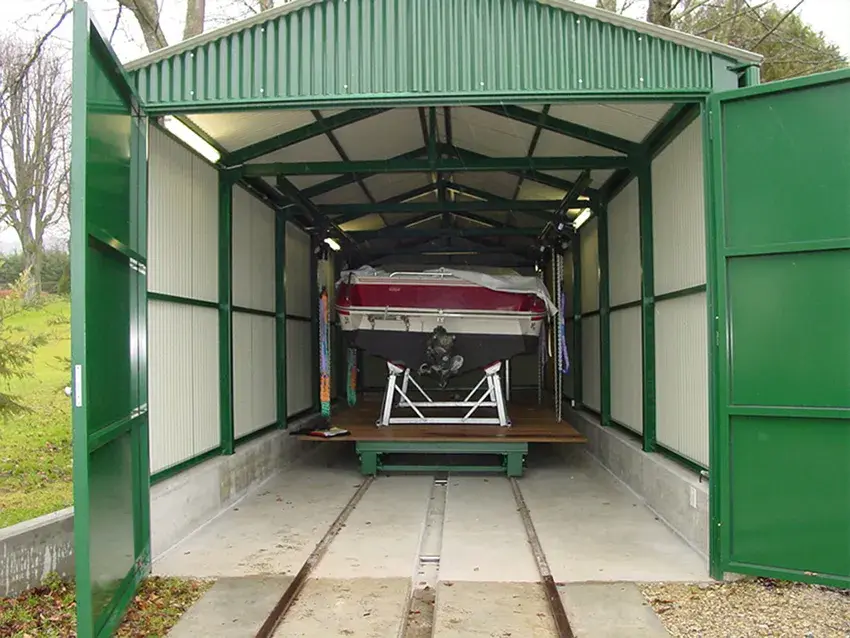 Abri à bateau à structure métallique, bateau sur son chariot