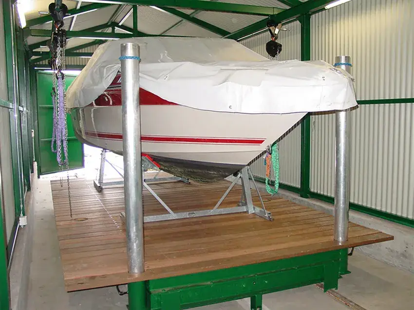Bateau sur son support à l'intérieur de l'abri métallique