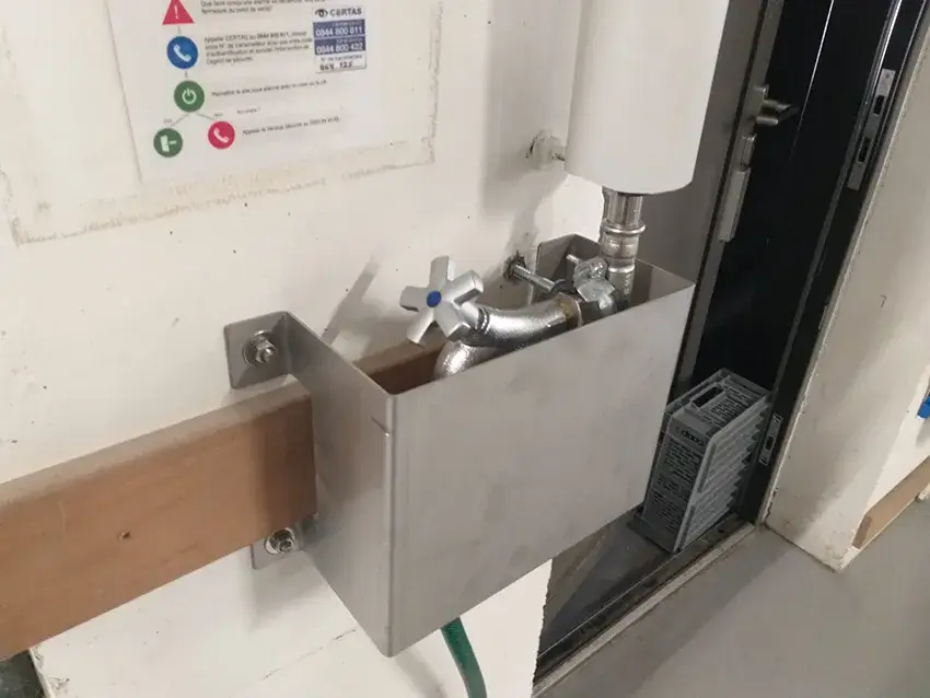 Caisson de protection en inox autour d'un robinet mural