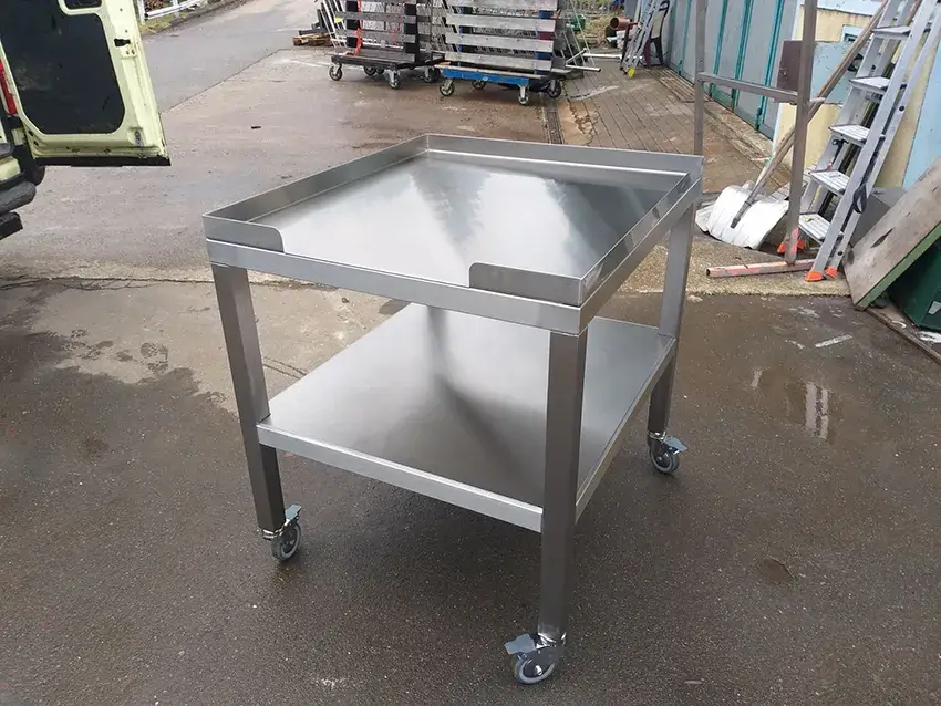 Table de travail en inox sur roulettes, vue de côté