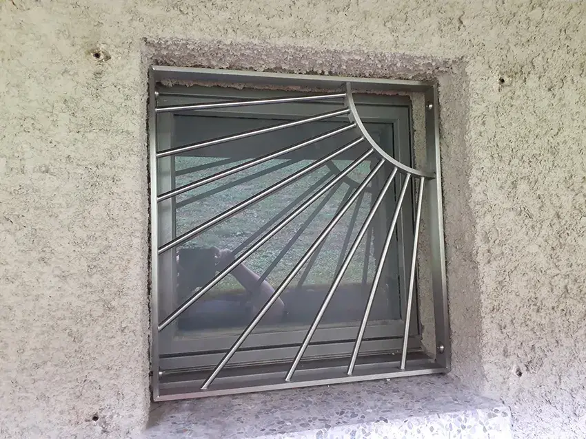 Grille de fenêtre en inox à barreaux rayonnants, vue de face