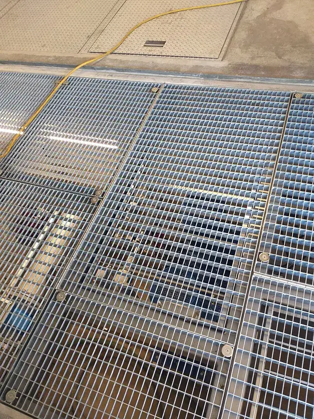 Caillebotis métalliques d'une passerelle technique