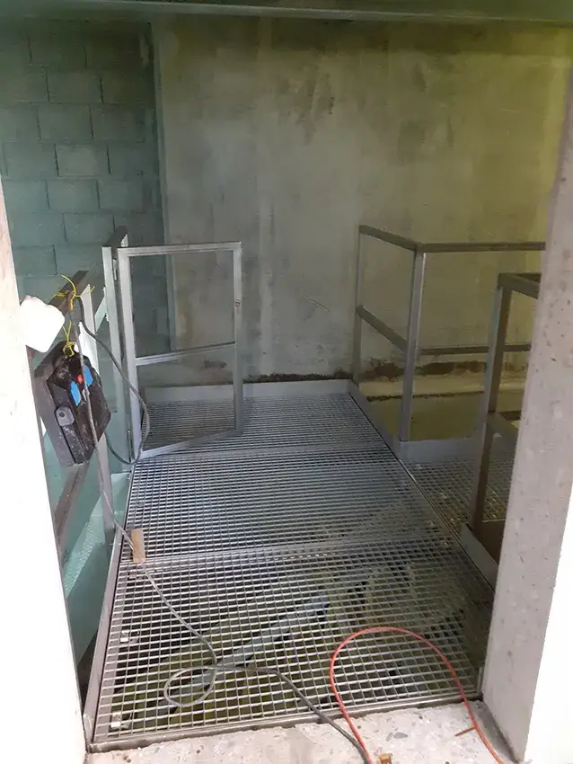 Garde-corps métallique sur une passerelle en caillebotis