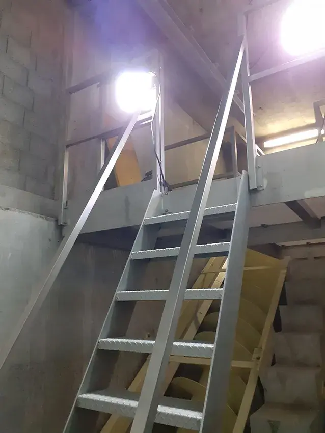 Escalier métallique raide et passerelle dans un local technique