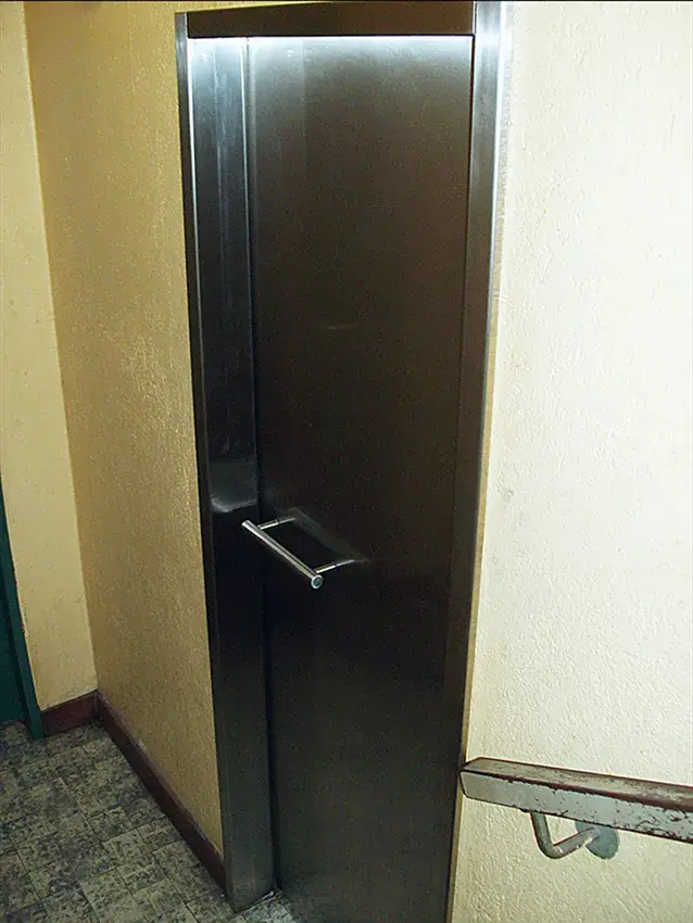 Porte sombre avec poignée en inox