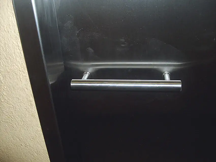 Détail d'une poignée de porte en inox