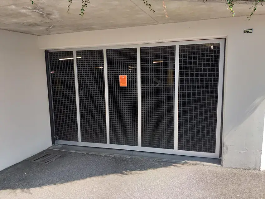 Porte de garage collectif à remplissage grillagé