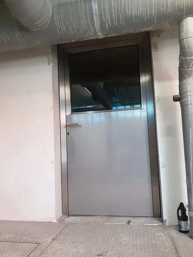 Porte métallique avec vitrage en partie haute